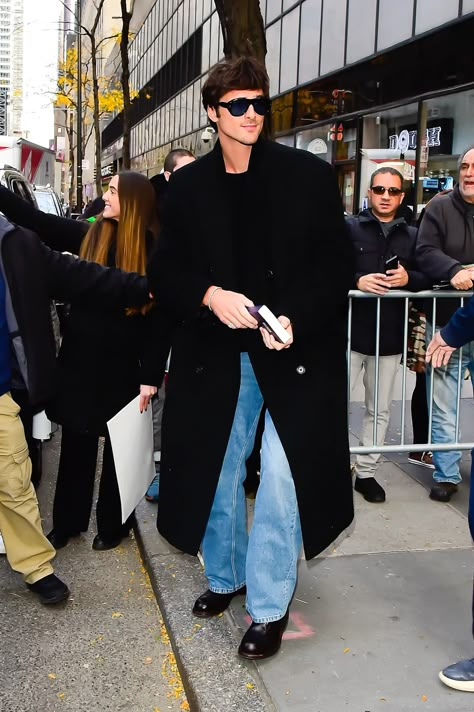 Jacob Elordi is the new king of Big Coat Season | British GQ Jacob Elordi Style, Fall Italy Outfits, Italy Outfits Men, Black Coat Outfit, Long Coat Men, Black Overcoat, Overcoat Men, Most Stylish Men, Jacob Elordi