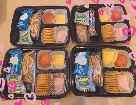 Kids Lunchables Lunchbox Ideas, School Lunch Ideas For Prek, Working Mom Lunch Ideas, School Lunches Picky Eaters, Lunch Ideas For 1st Grader, Kids Camp Lunch Ideas, Easy Meals To Pack For Traveling, Grab And Go Lunch For Kids, Simple Kids Lunch Ideas For School