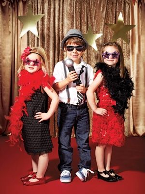 Red Carpet party ideas for #BirthdayPhotoBooth!   Gold cloth + A few Gold Stars. Simple and photographs beautifully!  Brilliant! Red Carpet Dress Up Day At School, Red Carpet Party Outfit Ideas, Hollywood Activities For Kids, Red Carpet Kids Party, Red Carpet Themed Birthday Party, Red Carpet Party Outfit, Hollywood Red Carpet Dresses, Movie Star Party, Red Carpet Theme Party