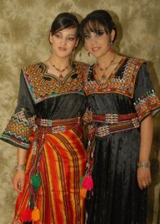 ceintures kabyles Iraqi Clothes, Jordanian Clothing, Romanian Clothing, Costumes Around The World, National Dress, Ethnic Outfits, Arab Women, Traditional Fashion, Folk Costume