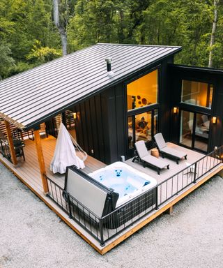 Beautiful Bathtubs, Tiny House Layout, Tiny House Floor Plans, Cabin Living, Casa Container, Tiny House Cabin, Small Cabin, Pool Bar, Cabin In The Woods