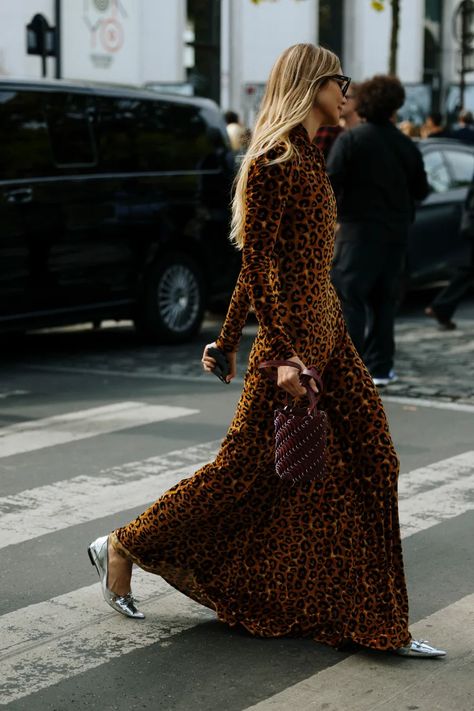 Showgoers Embraced Their Dark Side for Day 3 of Paris Fashion Week Street Style - Fashionista Dress Paris, Moda Paris, Paris Fashion Week Street Style, Street Style Paris, Leopard Dress, Spring Street Style, Street Style Inspiration, Fashion Week Street Style, Street Style Looks