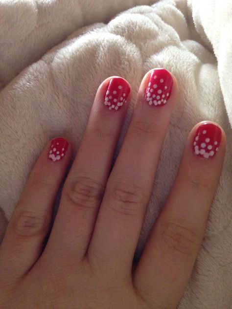 Christmas nails! Red with white polka dots Manicure Dots, Holiday Nails Thanksgiving, Christmas Nails Red, Holiday Nails Glitter, Shellac Manicure, Christmas Manicure, Red Polish, Nails Red, Red Polka Dot