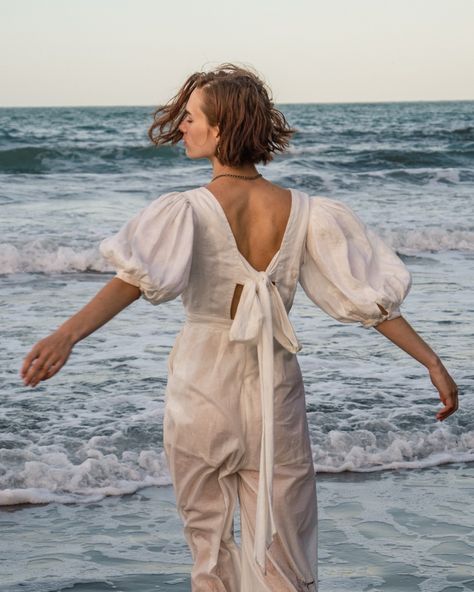 If you saw yesterday's video, then you'll appreciate these shots. I was absolutely obsessed with how the fabric was catching the wind. So graceful✨🌊 From the @lightchasersrentals meetup with @stassinaylor from @portfoliomodelingagency Professional Beach Photoshoot, Dreamy Photoshoot, Event Hosting, Headshots Professional, Beach Photoshoot, March 21, Travel Photographer, Photo Look, White Fabric