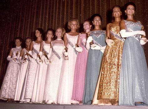 1970 Top 10 Finalists in evening gown. The winner was Miss Michigan, Pam Eldred. 1st runner up was Katherine Baumann Miss Ohio who would become a renowned designer of jeweled hand bags.  The 2nd runner up Miss California also achieved fame, actress Susan Anton. Miss America Aesthetic, Susan Anton, Pageant Aesthetic, Miss Michigan, Ap Portfolio, 50s Prom, Pageant Life, Miss California, Pageant Hair