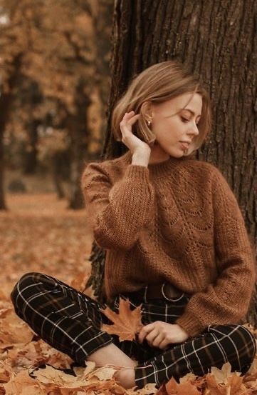 Autumn Photography Portrait, Portret Feminin, Skirt Labuh, Fall Photo Shoot Outfits, Pose Model, Fall Portraits, Shotting Photo, Photographie Portrait Inspiration, Photographie Inspo