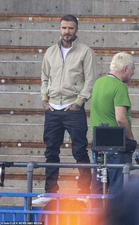 David Beckham Summer Style, David Beckham Style 2024, David Beckham 2023, David Beckham Jeans, Beige Jacket Outfit Men, Disney Outfits Men, Beckham Style Outfits, David Beckham Fashion, David Beckham Casual