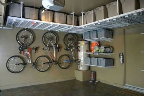 Creative hacks to organize your stuff for garage storage 09 Rinnovo Garage, Diy Projects Garage, Garage Ceiling Storage, Casa Garage, Garage Organization Tips, Garage Organisation, Overhead Garage Storage, Diy Rangement, Overhead Garage