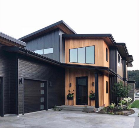 Gorgeous black house exterior with natural wood accents and black windows and doors Warna Cat Eksterior, Chalet Exterior, Home Designs Exterior, Exterior Paint Colors For House, Rustic Home Design, Modern Farmhouse Exterior, Black House Exterior, Hus Inspiration, Farmhouse Exterior