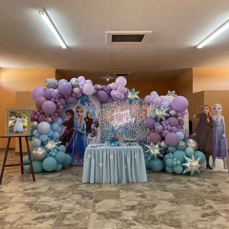 Frozen 2 Balloon Garland, Frozen Balloon Garland, Torte Frozen, Pastel Frozen, Frozen Birthday Party Cake, Frozen Themed Birthday Cake, Frozen Balloons, Frozen Birthday Party Decorations, Frozen 3