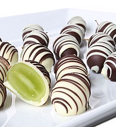 Fresh Belgian Chocolate Covered Grapes- 24pc Chocolate Covered Grapes, Covered Apples, Chocolate Covered Desserts, Chocolate Covered Apples, Timmy Time, Chocolate Covered Fruit, White Plate, Snacks Für Party, Deilig Mat