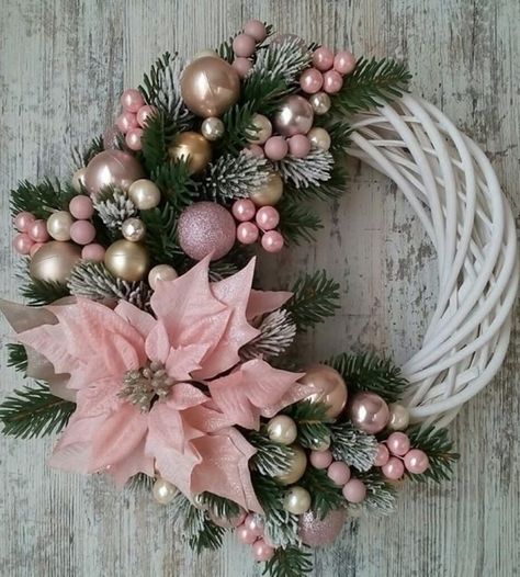 Wreath Ideas Christmas, Christmas Wreaths For Windows, Dekoratívne Vence, Jul Diy, Christmas Wreath Ideas, Christmas Wreath Craft, Diy Christmas Wreath, Holiday Wreaths Diy, Christmas Wreaths Diy Easy