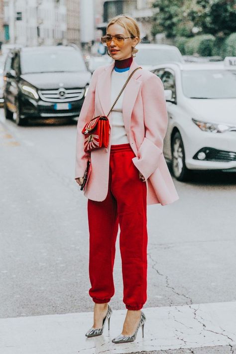 Jogging Outfit, Red Sweatpants, Athleisure Trend, Art Appliqué, Street Style Edgy, Looks Street Style, Womens Fashion Edgy, Pink Coat, Red Pants