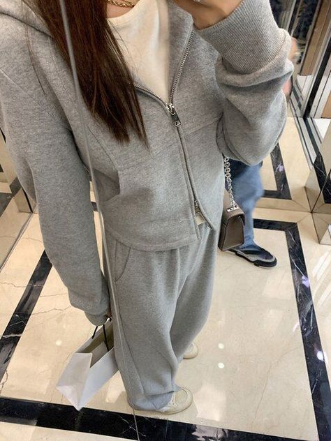 EXCELLENT QUALITY!! Sizing was a tad big but nothing too crazy Sporty Classy Outfits For Women, Sports Style Outfits, Loose Gym Outfits For Women, Grey Set Outfit, Lazy Gym Outfits, Sweatshirt Outfits Women, Grey Sweatshirt Outfit, Sport Outfits Women, Sport Pants Outfit