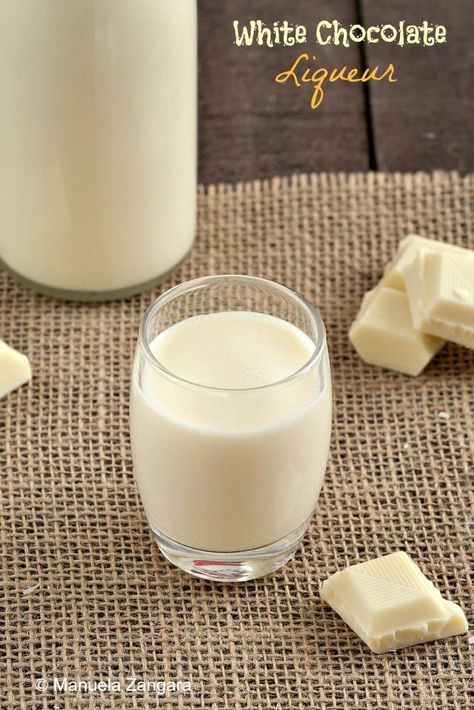 How to make a deliciously creamy #WhiteChocolate #Liqueur at home! Vodka Infusions, Christmas Liquor, Homemade Liqueur, Homemade Liqueur Recipes, Liqueur Recipes, Homemade Liquors, White Chocolate Liqueur, Edible Christmas Gifts, Homemade Alcohol