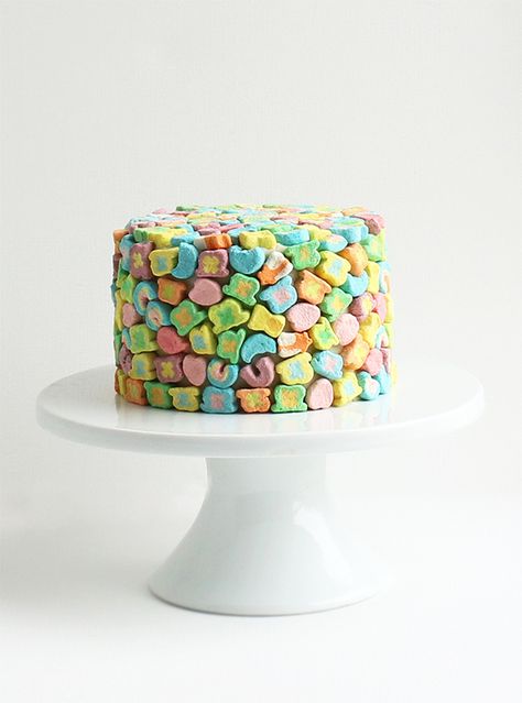 Lucky Charms Cake | Lucky Charms recipes, St. Patrick's Day dessert, St. Patrick's Day ideas and more from @cydconverse Impressive Baking, Lucky Charms Recipes, Fox Cakes, Lucky Charms Cake, Frosting Ideas, Dessert Decor, Easy Cakes, Lucky Charms Cereal, Colorful Cake