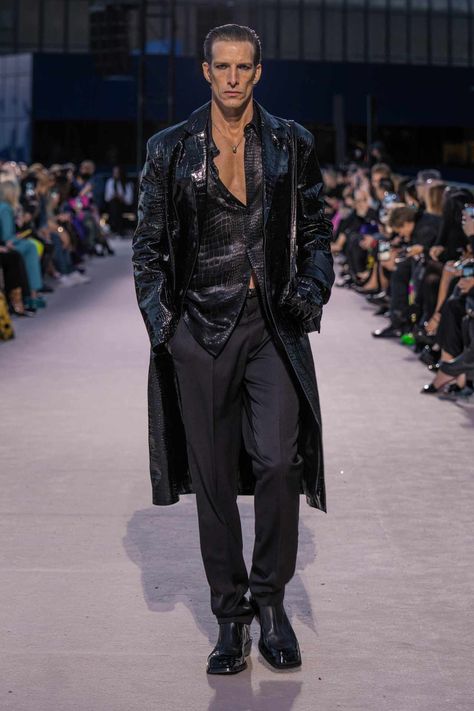 Male Model Outfits, Mens Runway Fashion, Men Moda, Versace Runway, High Fashion Runway, Mens Kurta Designs, Versace Fashion, Mens Fashion Casual Outfits, Men’s Suits