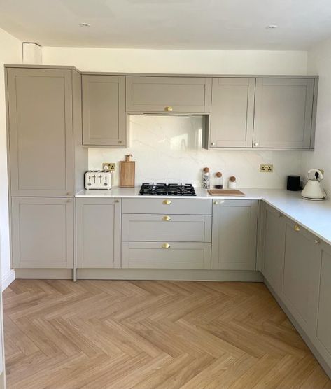 Grey Kitchen With Peninsula, Shaker Kitchen Cream, Pale Grey Kitchen Ideas, Chelford Pebble Howdens, Pebble Colour Kitchen Units, Mushroom Coloured Kitchen, Pebble Kitchen Ideas, Stone Colour Kitchen Cabinets, Stone Shaker Kitchen