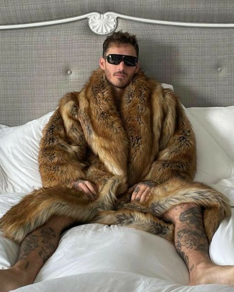 Fur Coat Aesthetic Male, Fur Fashion Men, Men’s Fur Coat, Fur Coats Men, Men In Wedding Dresses, Men In Fur Coats, Men Fur Coat, Fur Trench Coat, Fur Coat Men