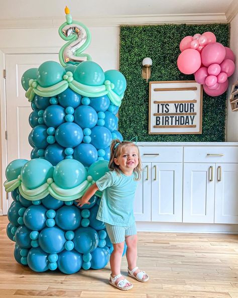 Balloon Bar HTX | It’s not a party without cake! 🎂💙💚 ✨ custom balloon cake Make a statement at your next event with a custom balloon cake! Perfect for all… | Instagram Creative Balloon Ideas, Giant Balloon Decor, Balloon Garland Ideas, Balloon Birthday Cake, Balloon Bar, Surf Birthday Party, Balloon Business, Balloon Tower, Cake Custom