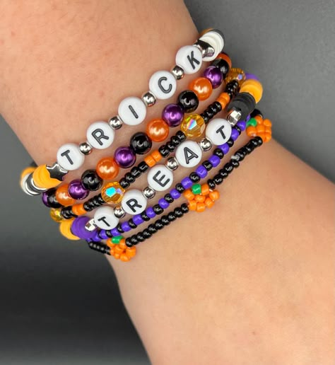 A little bracelet set made specially for Halloween!  Happy Halloween!🎃 Fall Themed Beaded Bracelet, Bracelet Ideas For Halloween, Spooky Bracelet Ideas, Bracelet Ideas Halloween, Halloween Bracelet Patterns, Halloween Beaded Bracelet, Homemade Bracelets With Beads, Halloween Friendship Bracelet, Halloween Bracelet Ideas