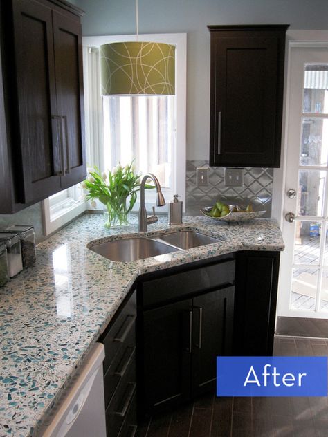 Before and After: A Budget-Friendly Kitchen Makeover    credit: Shannon Petrie [http://www.diynetwork.com/kitchen/budget-friendly-before-and-after-kitchen-makeovers/pictures/index.html] Kitchen Flow, Home Remodel Before And After, Corner Sink, تصميم للمنزل العصري, Remodeling Mobile Homes, Cheap Kitchen, Flow Design, Black Cabinets, Kitchen Redo