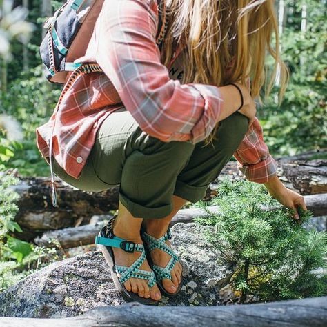 Best Clothes to Wear Hiking: Ultimate All-Season Guide Climbing Outfits, Outdoorsy Style, Spring Camping, Topo Designs, Hiking Fashion, Camping Outfits, Outdoor Fashion, Family Trip, Hiking Women