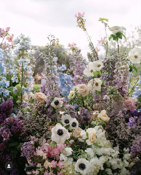 Lilac Floral Arrangements Wedding, Purple Floral Arrangements Wedding, Purple And Blue Floral Arrangements, Blue And Purple Hydrangea Wedding, Glasshaus Wedding, Minimalist Bouquet Wedding, Lupine Wedding, Purple Wedding Aesthetic, Wildflowers For Wedding