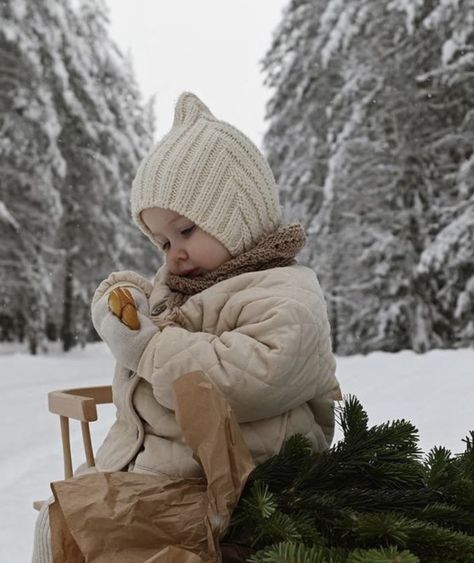 Julfotografering Barn, Winter Baby Pictures, Bear Baby Shower Cake, Baby Christmas Photography, John 1 16, Winter Family Photos, Grace Upon Grace, Family Christmas Pictures, Winter Photoshoot