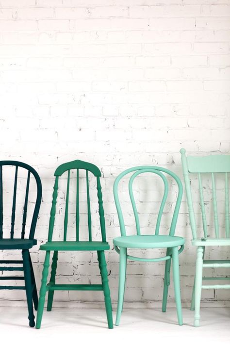 Wooden Chairs Painted Blue and Green Painted Wooden Chairs, Painted Wood Chairs, Sofa Green, Rustic Dining Furniture, Woven Dining Chairs, Colour Colour, Old Chair, Painted Chairs, Diy Chair