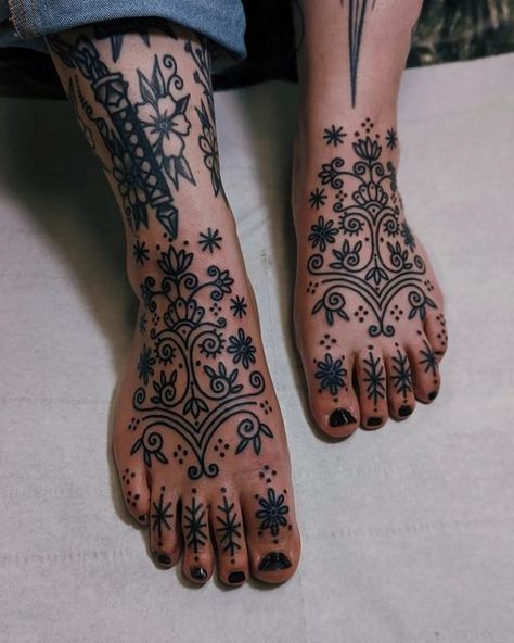 Ornamental Feet Tattoo, Feet Tatoos Woman, Bottom Of Foot Tattoo, Traditional Foot Tattoo, Feet Tattoos For Women Beautiful, Ornamental Foot Tattoo, Toe Tattoos For Women, Adornment Tattoo, Toe Ring Tattoos