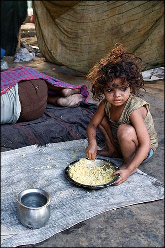 Poverty Photography, Food Scarcity, Under A Bridge, رسم كاريكاتير, India For Kids, Poverty And Hunger, Kalam Quotes, Kids Around The World, African Children