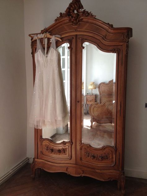 Vintage Armoire Bedroom, Armoire Living Room Ideas, French Wardrobe Furniture, Dark Academia Wardrobe Furniture, Vintage Room Ideas French Style, French Antique Bedroom, French Room Aesthetic, Vintage Wardrobe Furniture, Vintage Wardrobe Closet