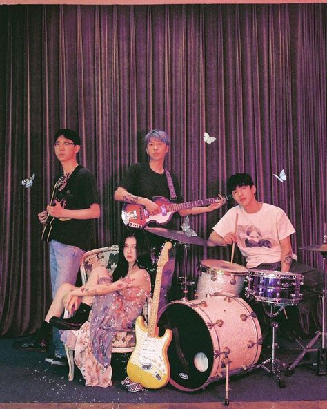 Korean Band Aesthetic, Band Photoshoot Ideas Outdoor, Rock Band Photoshoot, Yerin Beak, Band Reference, Rock Band Aesthetic, Rnb Aesthetic, Band Photoshoot, Debut Photoshoot