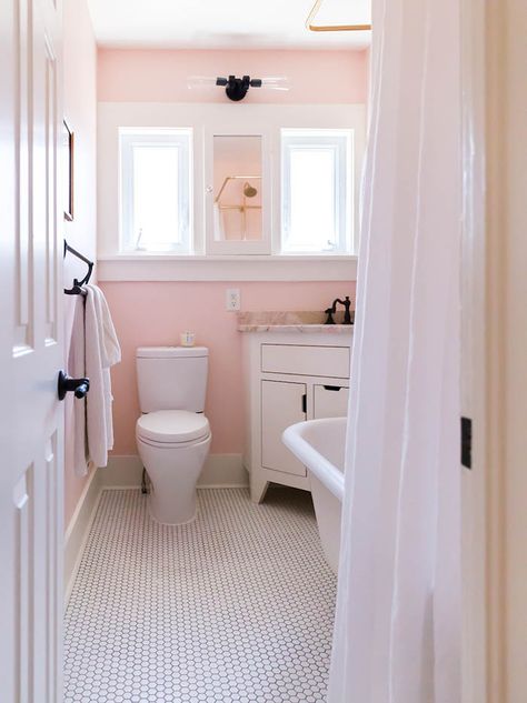 Here's How to Decorate a Small Bathroom Pink Bathroom Tiles, Makeover Kamar Mandi, Pink Bathrooms Designs, Rangement Makeup, Pink Bathroom Decor, Pink Tiles, Shabby Chic Bathroom, Ideas Hogar, Chic Bathrooms