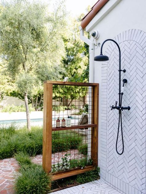 Outdoor Shower Tile Wall, Spa Like Backyard, Backyard Sauna, Poolside Garden, Outdoor Bathroom Design, Outdoor Showers, Pool Shower, Pool Bath, Garden Shower