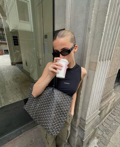 Goyard Tote Aesthetic, Black Goyard Tote, Goyard Bag Outfit, Goyard Tote Outfit, Black Goyard, Europe Fall Outfits, Designer Inspired Handbags, Goyard Tote, French Luxury Brands