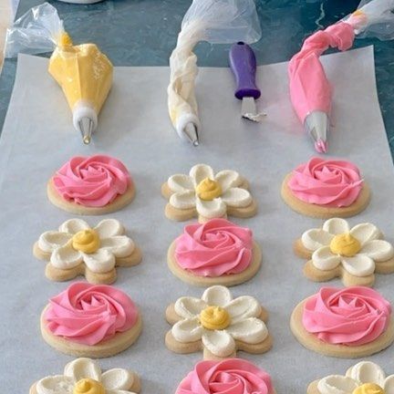 Goodies- Sweets&Treats on Instagram: "BEAUTIFUL and SIMPLE buttercream flower cookies! I used wilton tips 10 (daisies) and 1M (roses), knife and icing colors to create these. 🌼💗" Flower Sugar Cookies Buttercream, Cute Buttercream Cookies, Flower Cookies Buttercream, Butter Cream Cookies Decorated, Flower Buttercream Cookies, Decorate Cookies With Buttercream, Simple Decorated Sugar Cookies, Decorating Cookies With Buttercream, Royal Icing Flowers Tutorial