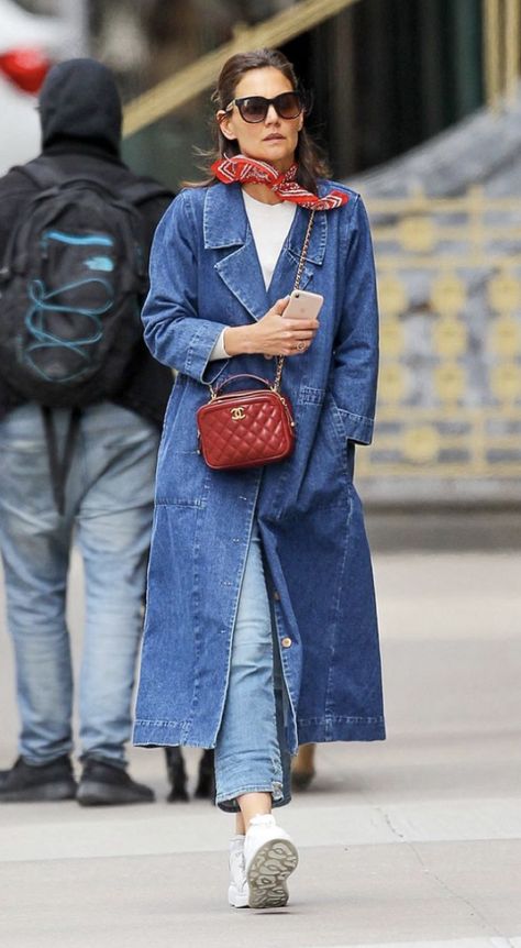 Denim Long Coat Outfit, Denim Trench Coat Outfit Street Chic, Denim Trench Coat Street Style, Denim Long Jacket Outfit, Blue Jean Coat Outfit, Long Denim Coat Outfit, Long Denim Jacket Outfit, Denim Trench Coat Outfit, Denim Overcoat