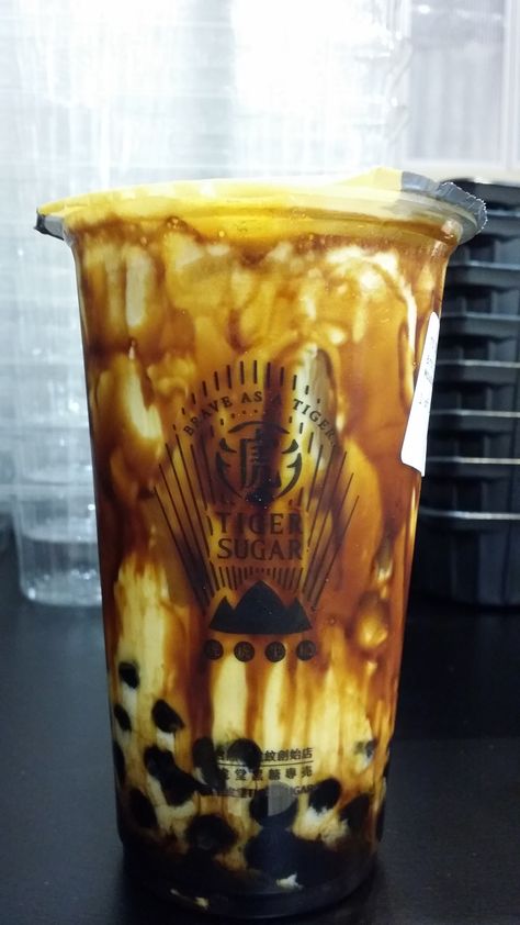 I finally tried the world-famous brown sugar milk tea boba at Tiger Sugar! Read all about my experience at The Journey & Destination!  #brownsugarmilkteaboba #boba #brownsugarmilktea #tigersugar #famous #writer Boba Brown Sugar Aesthetic, Brown Sugar Boba Aesthetic, Boba Estetik, Brown Sugar Milk Tea Boba, Brown Sugar Milk Tea Recipe, Tiger Milk Tea, Boba Tea Aesthetic, Boba Party, Minuman Boba