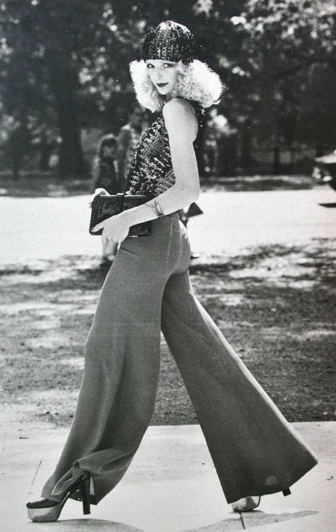 BIBA city girl, 1973 Biba Fashion, Barbara Hulanicki, Xl Mode, 70s Mode, Street Style Vintage, Istoria Modei, Wide Legged Pants, Mode Retro, Fashion 1970s