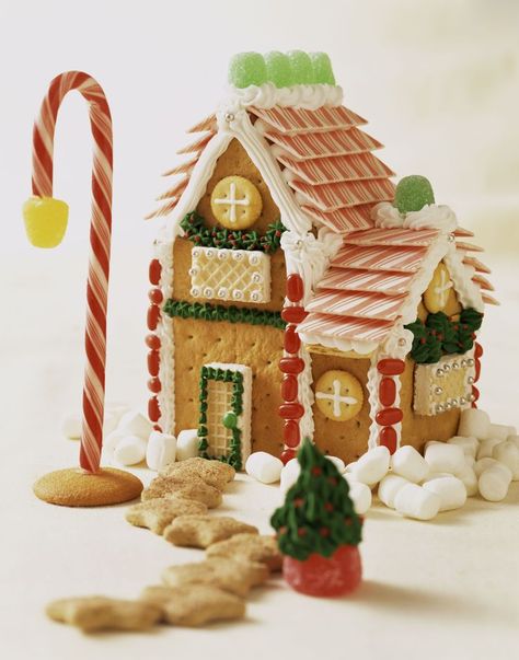 Valentine Gingerbread, Gingerbread House Pictures, Graham Cracker Gingerbread, Graham Cracker House, Graham Cracker Gingerbread House, Gingerbread House Ideas, Cracker House, Ginger Bread House Diy, Gingerbread House Recipe