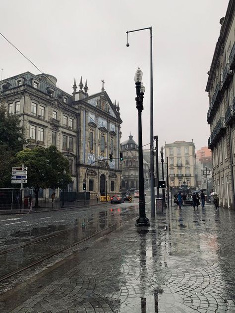 Rainy Street Aesthetic, City Rain, Rainy City, Rainy Day Aesthetic, France Aesthetic, I Love Rain, Art Ancien, Rainy Night, City Vibe