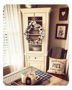 Budget Decorating. E Elegant Farmhouse Decor, Comfy Room, Deco Champetre, Farmhouse Dining Room, Country Farmhouse Decor, Farmhouse Dining, Country Primitive, Wainscoting, Country Farmhouse