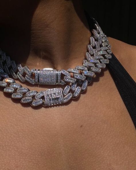 Cuban Link Chain Aesthetic, Diamond Chains Aesthetic, Cuban Chain Aesthetic, Iced Out Necklace, Women Cuban Link Necklace, Cuban Link Aesthetic, Cuban Link Chain Women Outfit, Iced Out Jewelry Aesthetic, Diamond Chains Women