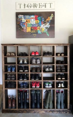 Use a cube organizer to store shoes in your bedroom. Rak Sepatu Diy, Cubby Diy, Garage Shoe, Basement Entry, Shoe Cubbies, Diy Shoe Rack Ideas, Room Shoe, Cubby Ideas, Koti Diy