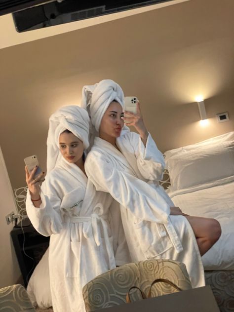 Bff Hotel Pictures, Hotel Room Sleepover Aesthetic, Beach Hotel Room Aesthetic, Funny Hotel Pictures, Hotel Picture Ideas Instagram Friends, Hotel Vision Board, Holiday Hotel Aesthetic, Vacation Hotel Aesthetic, Getting Ready Hotel Aesthetic