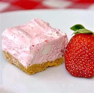 No Bake Refrigerator Desserts, Mountain Dew Salad, Strawberry Chiffon, Salad Strawberry, Icebox Desserts, Jello Salads, Fluff Desserts, Rock Recipes, Jello Desserts