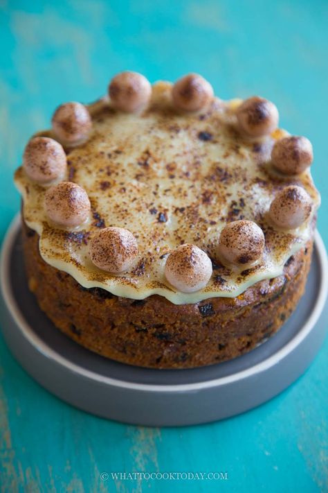 Learn how to make this light yet moist fruit cake layered and decorated with homemade marzipan to celebrate Easter. Step-by-step tutorial is included Simnel Cake Recipe, Simnel Cake Easter, Cornish Recipes, Moist Fruit Cake, Homemade Marzipan, Eggs Photography, Boiled Fruit Cake, Easter Fruit, Simnel Cake