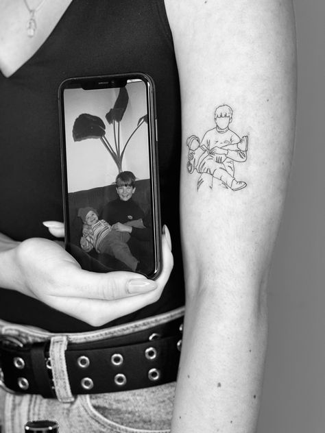 Tattoo Of Picture Outline, Photo Outline Tattoo Family, One Line Portrait Tattoo, Fine Line Photo Tattoo, Fine Line Family Portrait Tattoo, Old Photo Tattoo, Outline Of Photo Tattoo, Tattoos Of Pictures People Outline, Portrait Line Tattoo